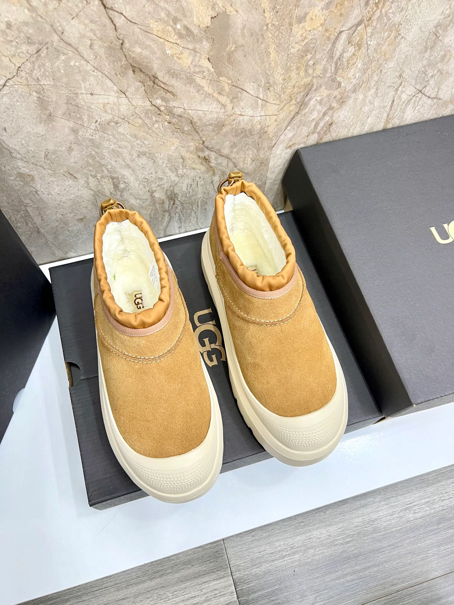 Men's men's shoes💰: 540💰couples style👫 UGG Tasman Weather Hybrid one-second snow boots👢 Wang Yibo's same 👏 classic Tasman shoe is designed with environmentally friendly waterproof and snowproof material, which is both fashionable and functional. At the same time, it is paired with the new UGG Keen furry color-blocked jacket. Bright orange and maroon collide to create a new light outdoor style and open up a new travel experience in early autumn! Using the best materials, the 17mm fur-integrated surface is warmer and more breathable, and the outsole is upgraded to a lightweight and wear-resistant light wing technology outsole! Size: Women’s size 35-40 / Men’s size 38–44 (45 customized) Official website color